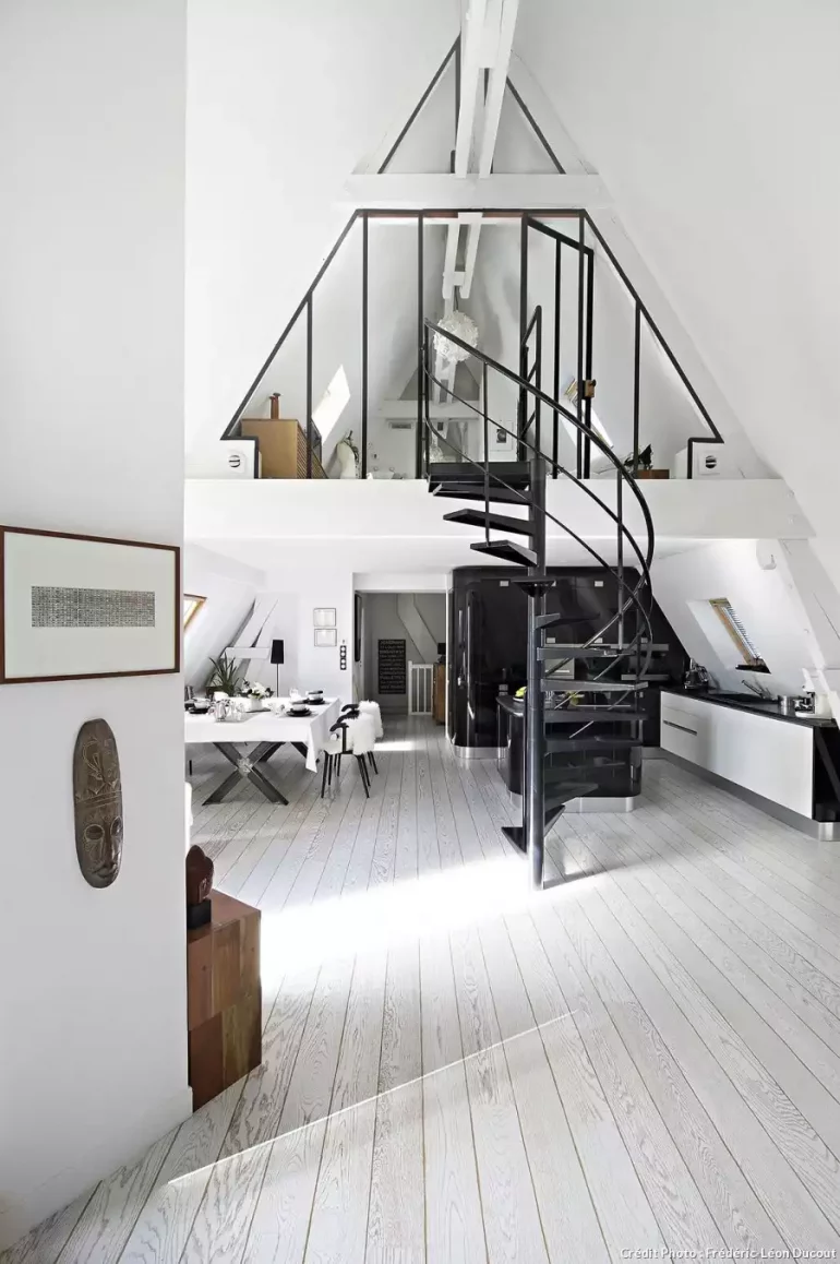 loft-sous-toit-paris-mezzanine-vitrage-atelier-escalier-colimasson-parquet-blanc-cuisine-equipee-chaises-style-eames-inspiration-scandinave
