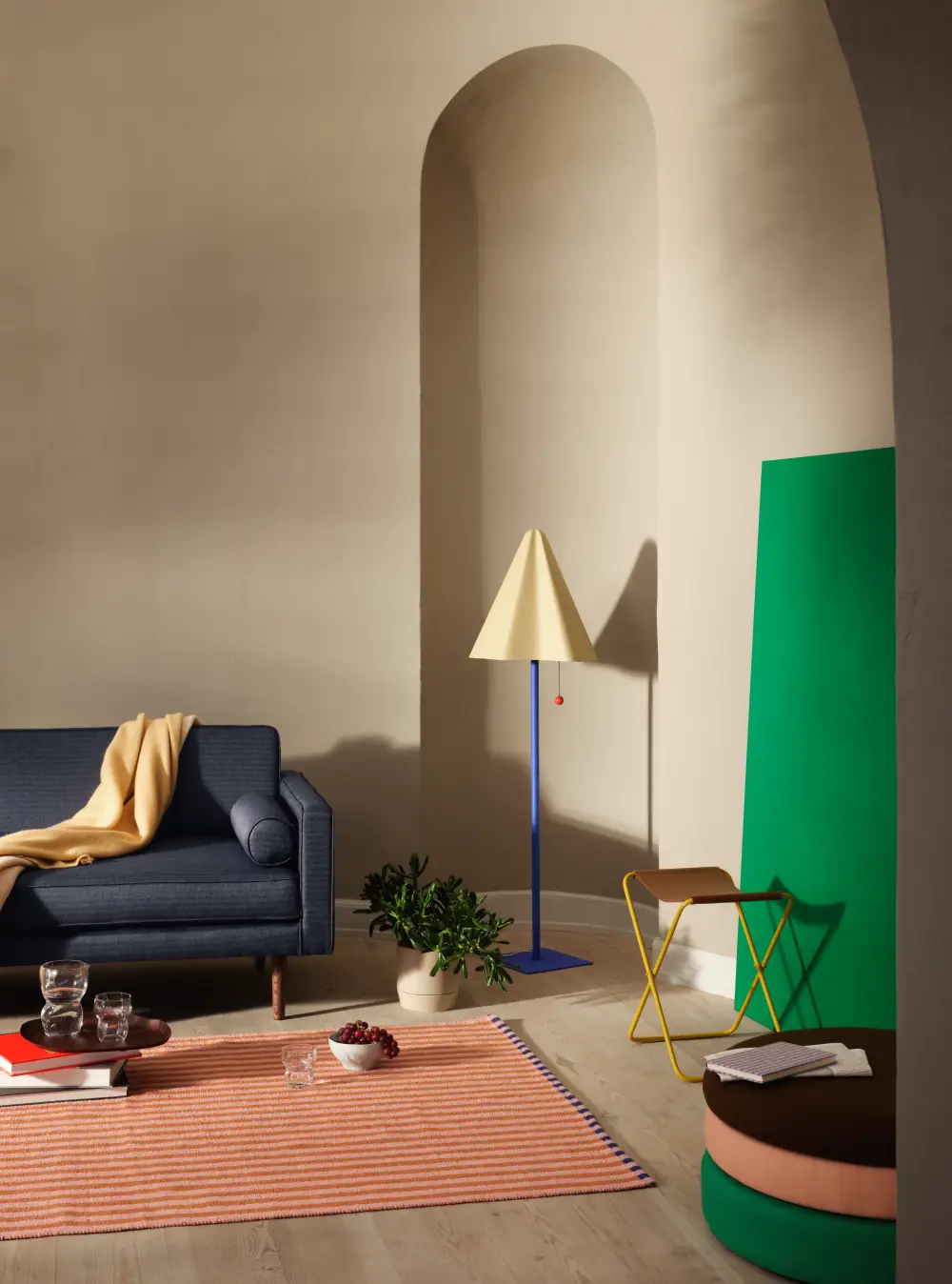Luminaire abat-jour jaune beurre et pied bleu Klein