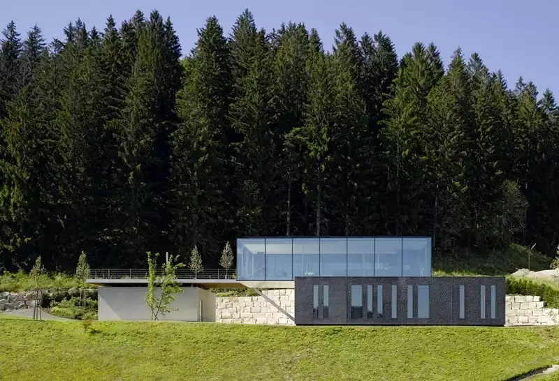 Maison en verre et en béton