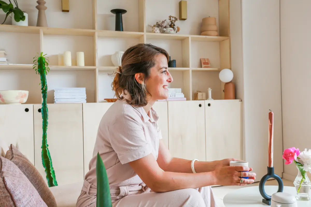 Portrait de Laurie Décoratrice dans sa maison