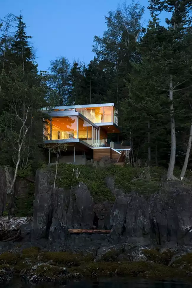 Maison sur les rochers de Gambier Island