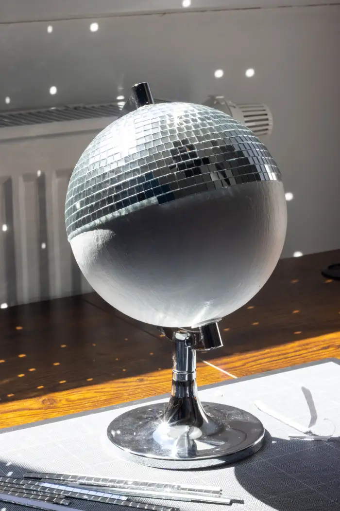 Demie mappemonde recouverte de mosaïques miroirs