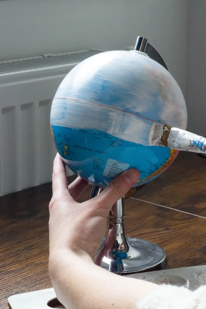 Moitié de la mappemonde peinte en blanc