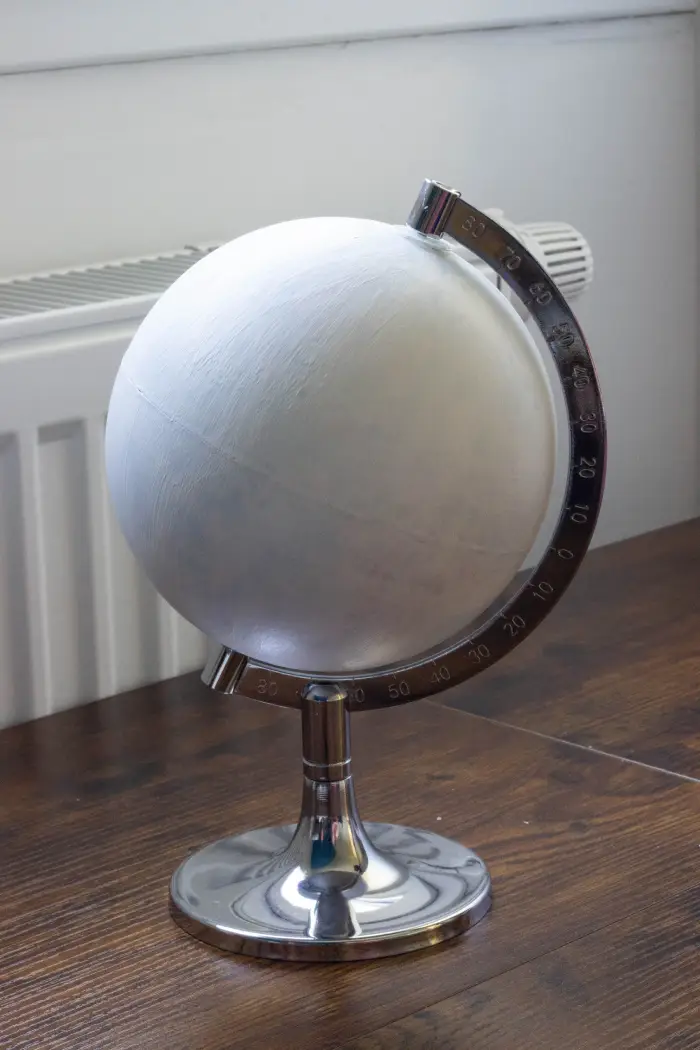 Mappemonde peinte en blanc, 3 couches de peinture