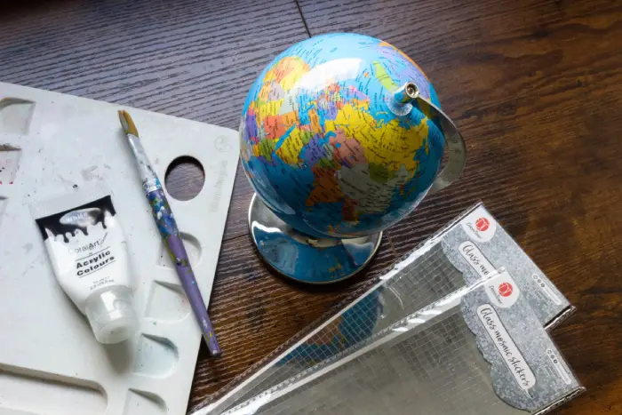 Matériel pour upcycler un globe terrestre en boule disco : peinture, mosaïque miroir