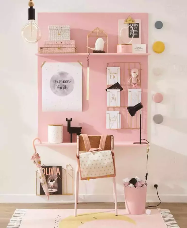 Bureau chambre d'enfant, mur rose