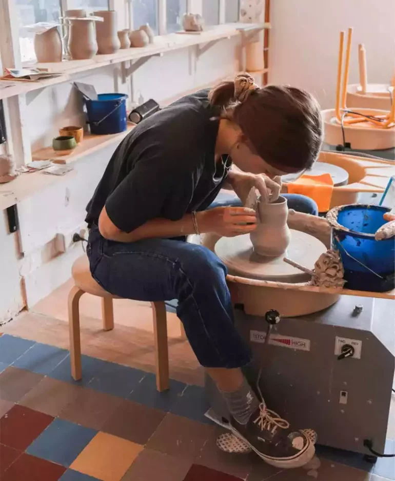 Florine est Micheline à l'atelier, fabrication de céramiques