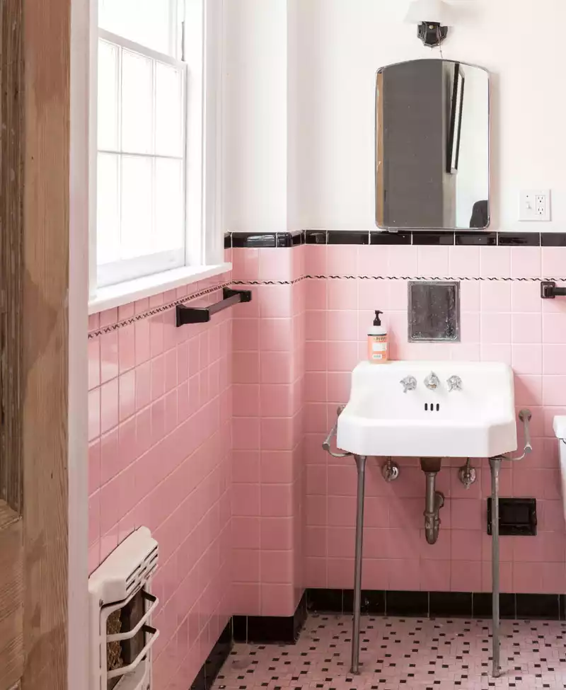 Salle de bain rose rétro