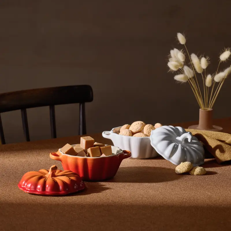 Minis cocottes en forme de citrouille orange et blanche