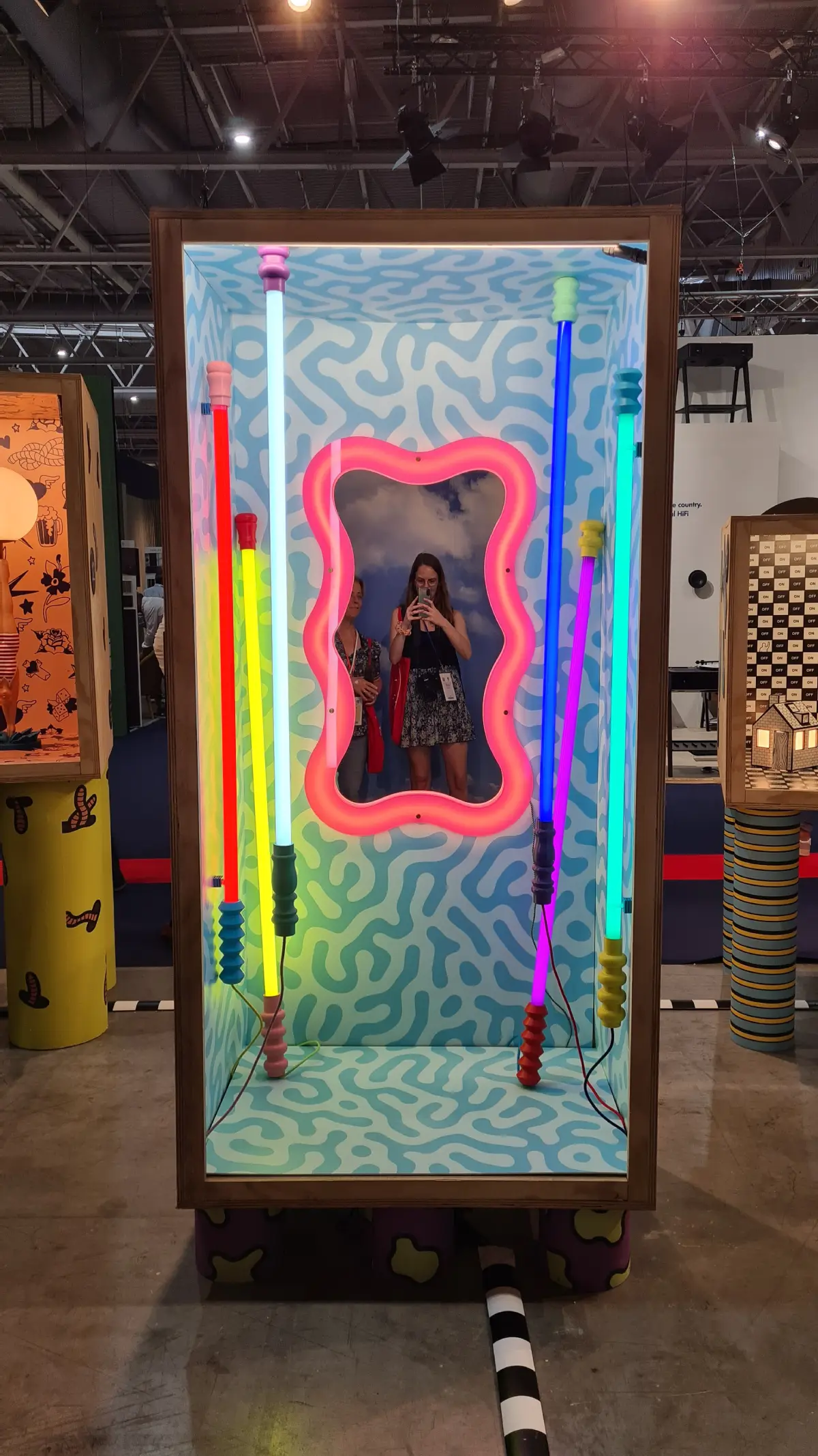 Miroir et néons de couleurs : installation lumineuse par Seletti sur Maison&Objet