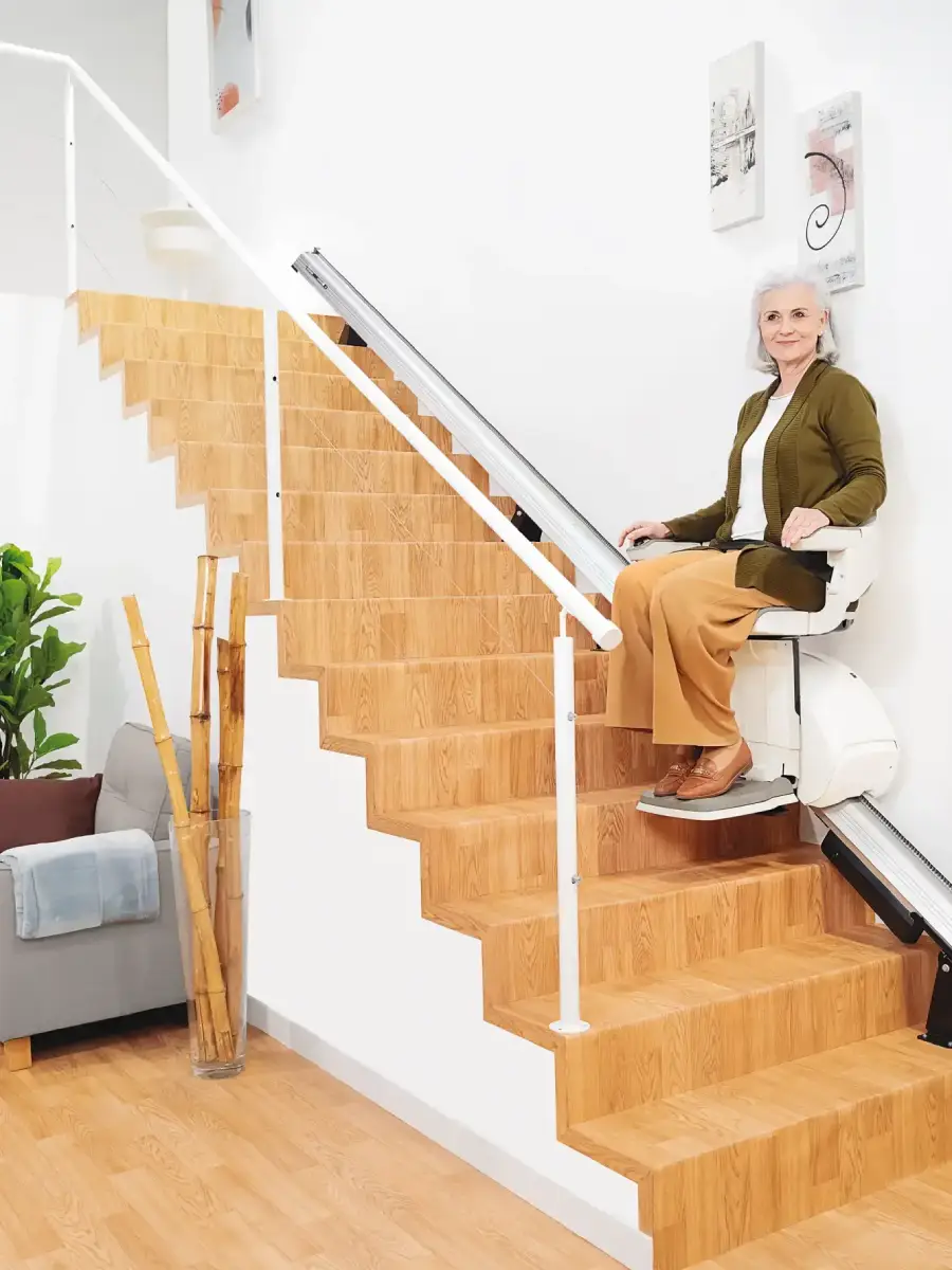 Intégration architecturale d'un monte-escalier design dans un intérieur contemporain