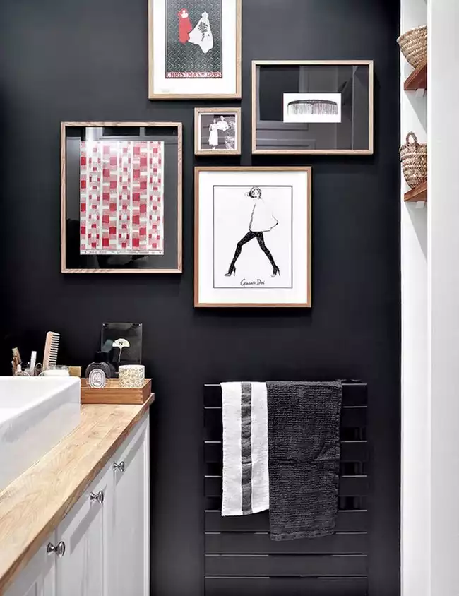 Mur noir avec tableaux déco