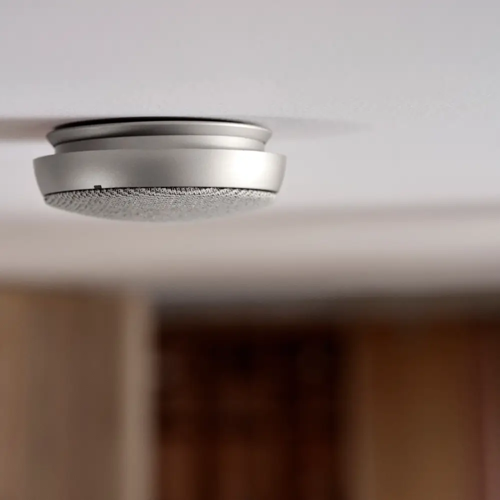 Installer un détecteur de fumée obligatoire au plafond de son logement
