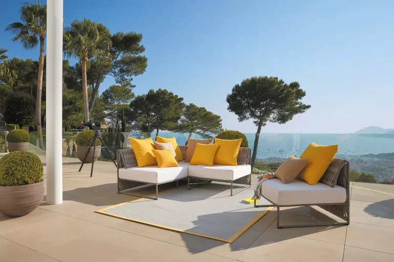 Terrasse contemporaine avec vue