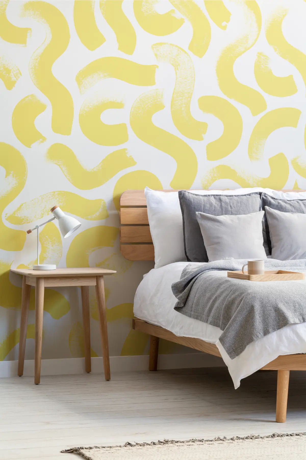 Papier peint à motifs jaune dans une chambre adulte