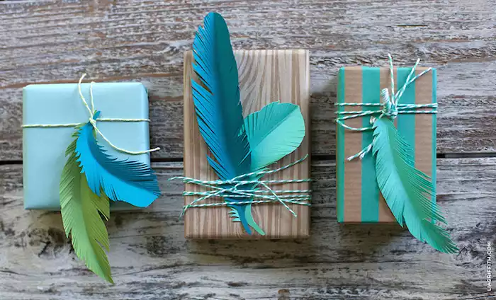Paquets cadeaux décorés de plumes