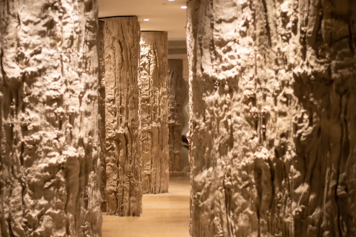 Installation Tránsito Minéral, exposée au musée Hortensia Herrero de Valence