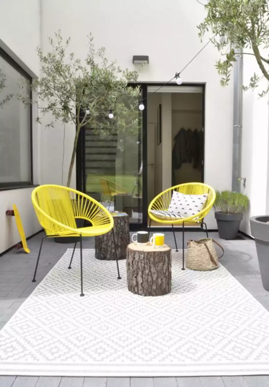 Patio avec fauteuils jaunes