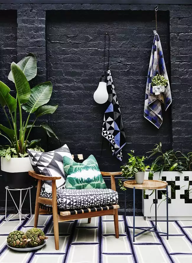 Patio vintage avec mur noir