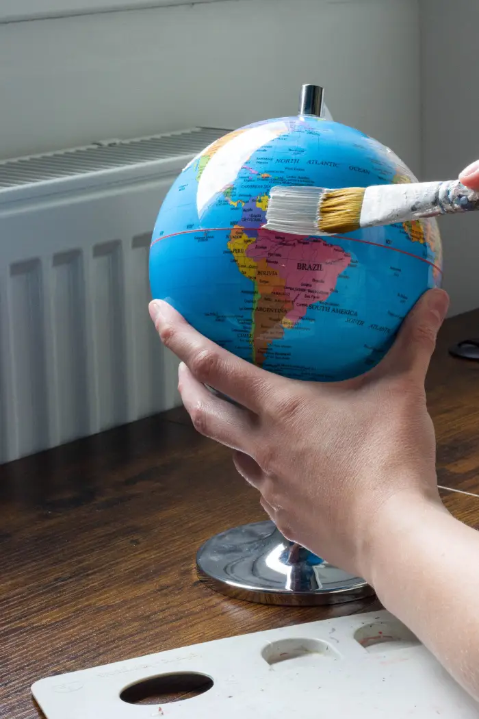 Début de la peinture en blanc de la mappemonde