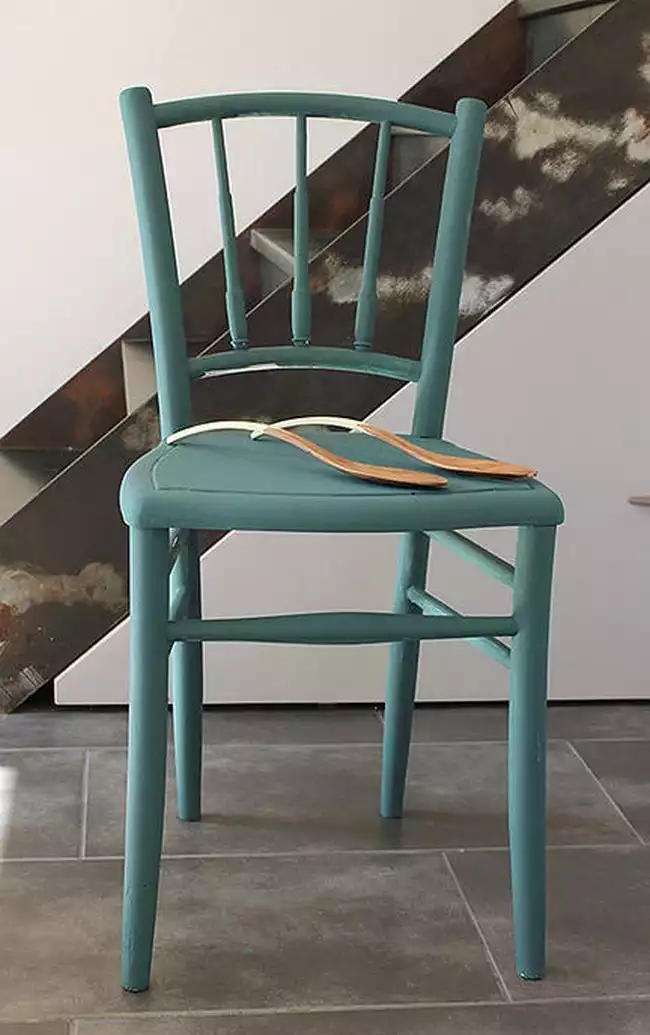 Chaise peinture bleue