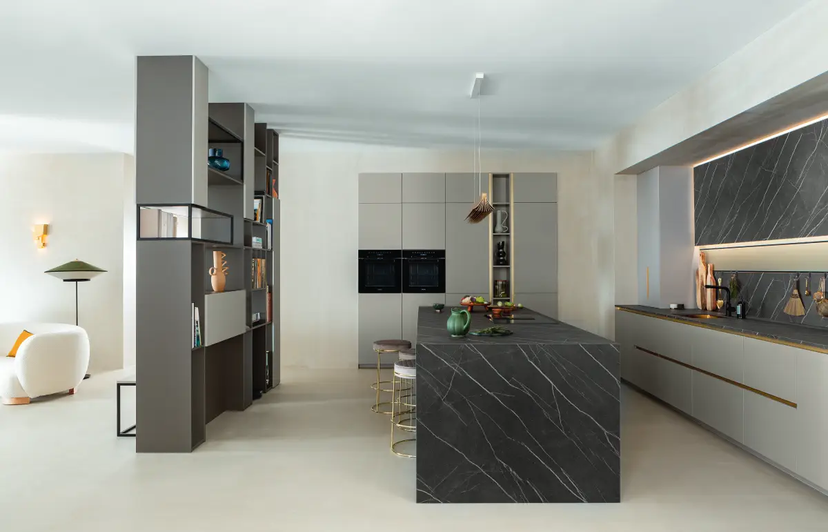 Une cuisine minérale en marbre noir