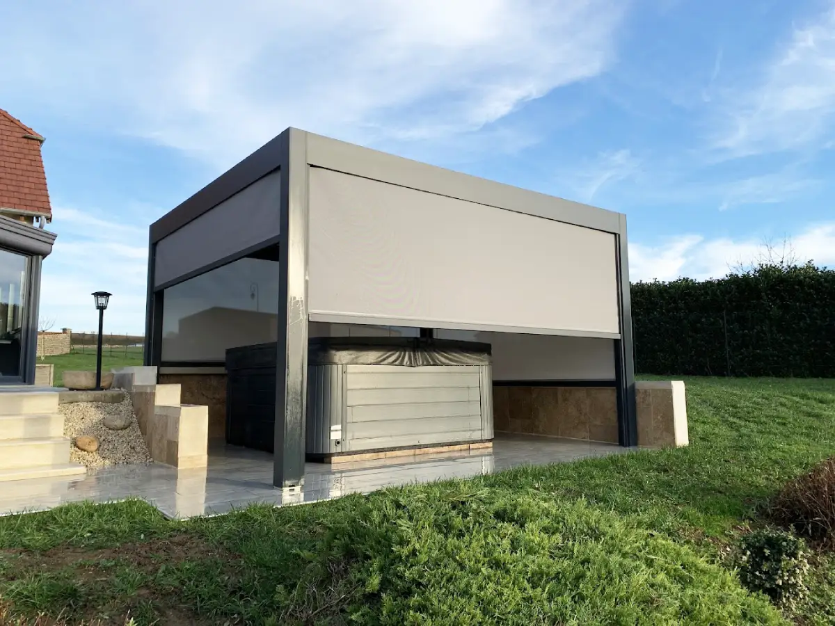 Pergola bioclimatique avec stores motorisés