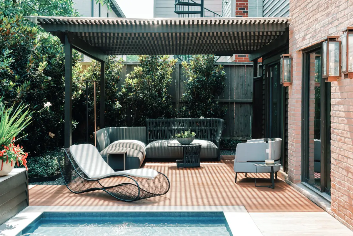 Pergola adossée à la maison bois et alu, profiter au bord de la piscine