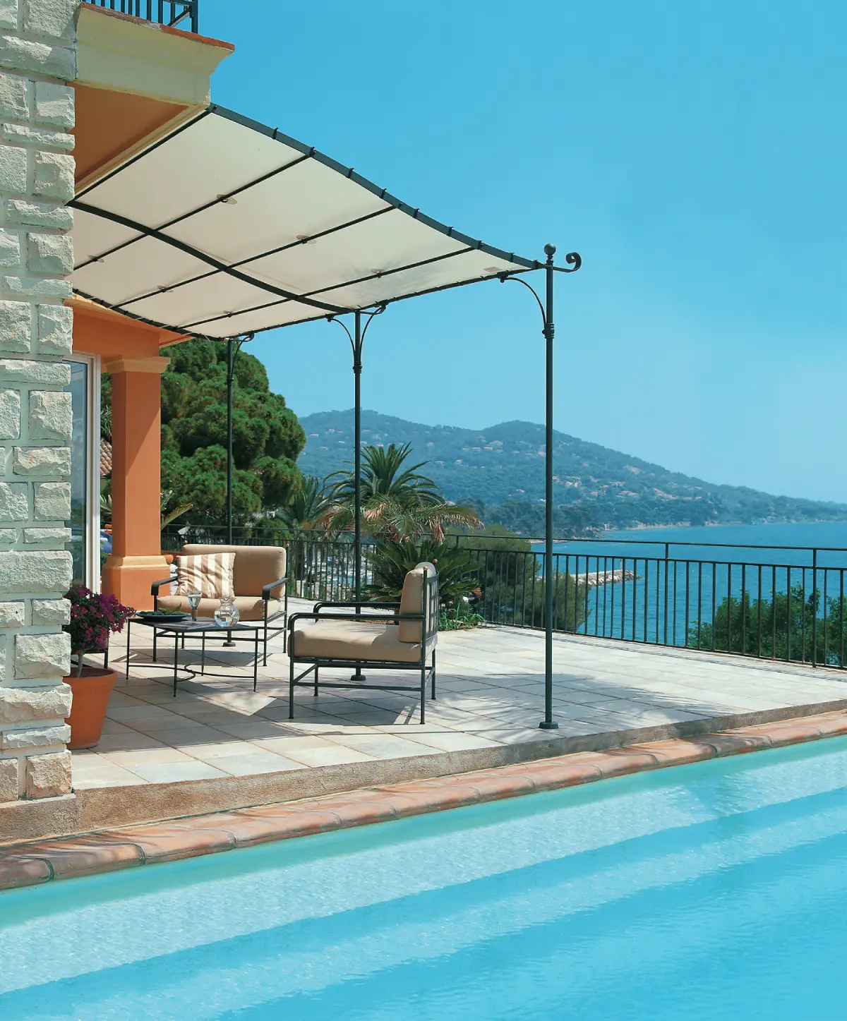 Pergola style méditerranéen, fer et toile, à côté de la piscine