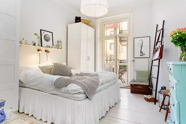 Petite chambre et meubles en hauteur