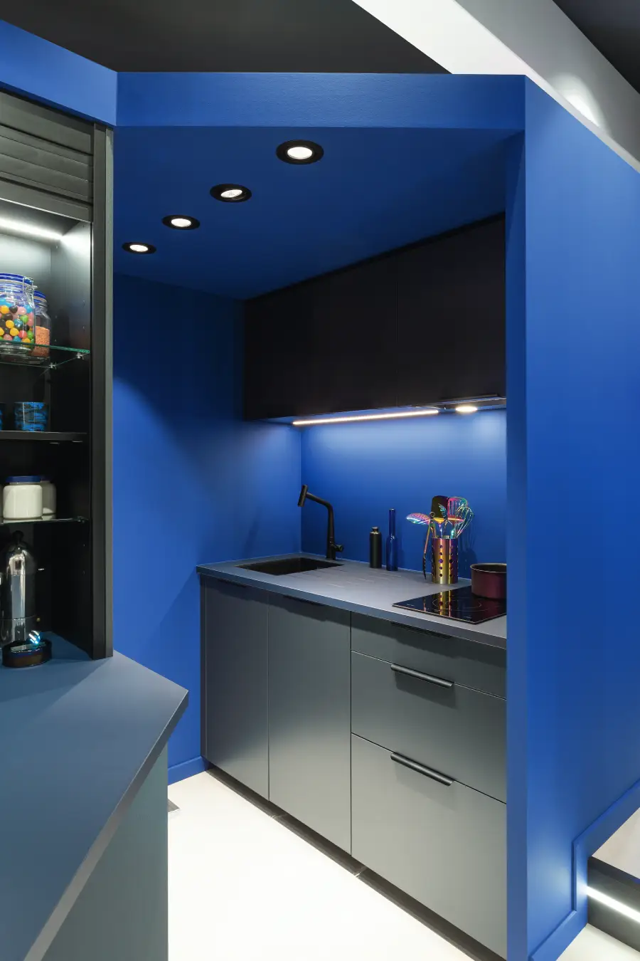 Cuisine bleue sur mesure pour épouser l'espace