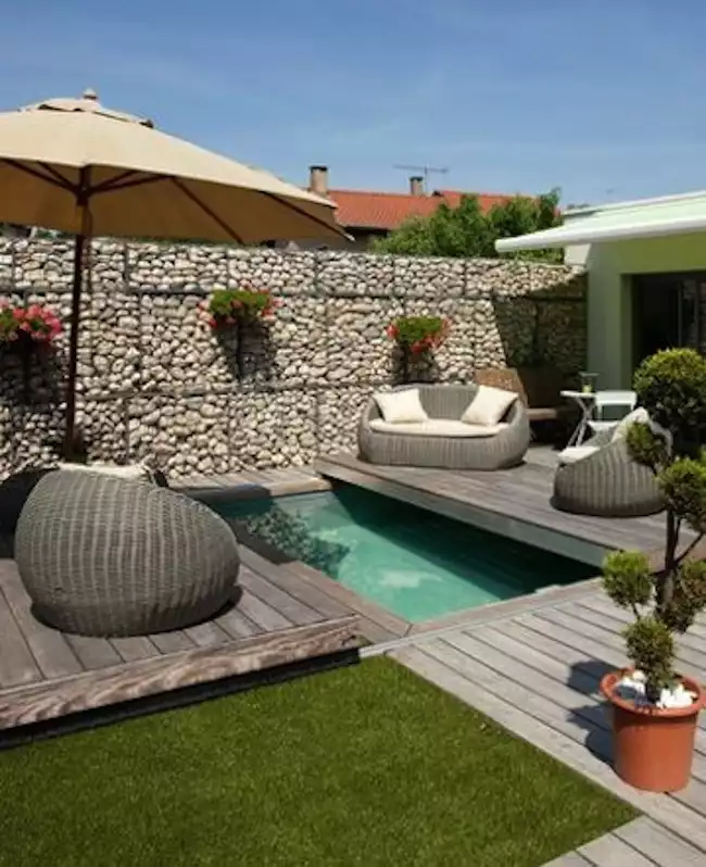 Petite piscine dans petit jardin