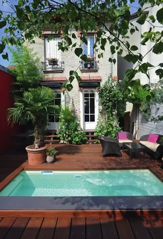 Petite piscine sur terrasse en bois