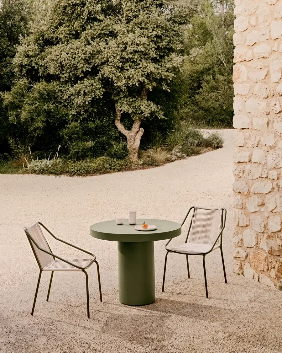 Petite table ronde en béton vert pour le jardin