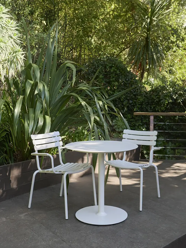 Petite table ronde de jardin blanche en aluminium