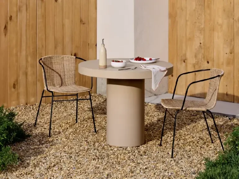 Petite table ronde d'extérieur beige en ciment