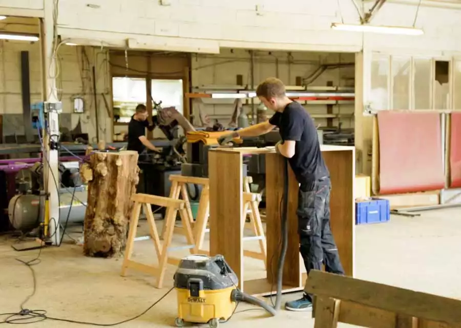 Travaille le bois pour fabriquer des meubles chez Atelier Wood