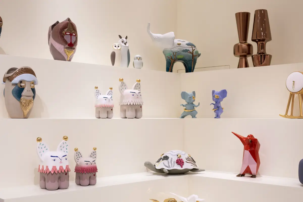 Des pièces de céramique représentant des animaux ou créatures fun et colorées sur le stand de Bosa au salon Maison&Objet janvier 2024