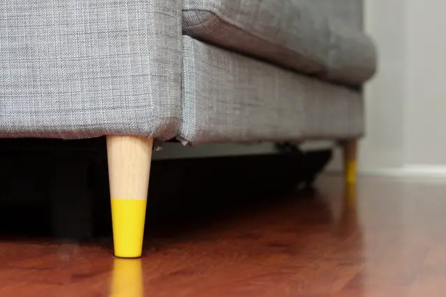 Customisation pied de canapé avec de la peinture jaune