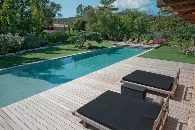 Piscine à couloir de nage