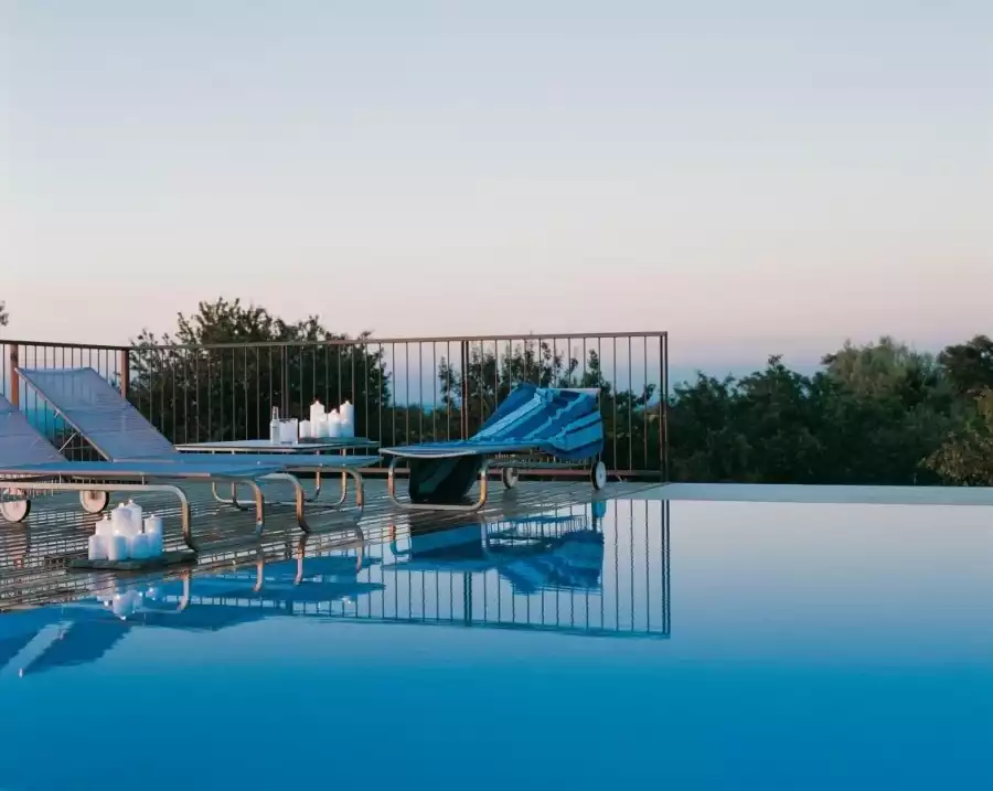 Mobilier moderne devant piscine