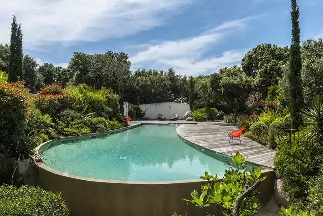 Piscine extérieure et jardin verdoyant