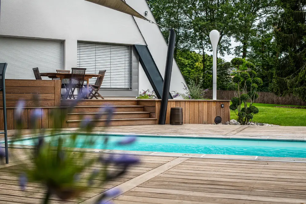 Piscine enterrée traitement au sel, terrasse bois