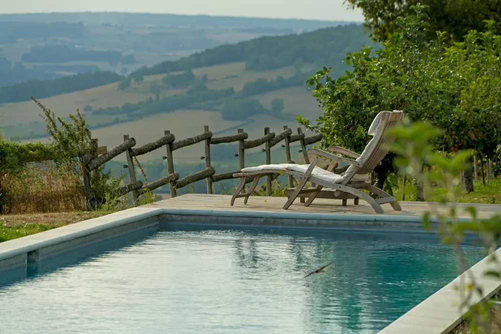 Piscine vue sur les collines, transat bois, filtration au sel