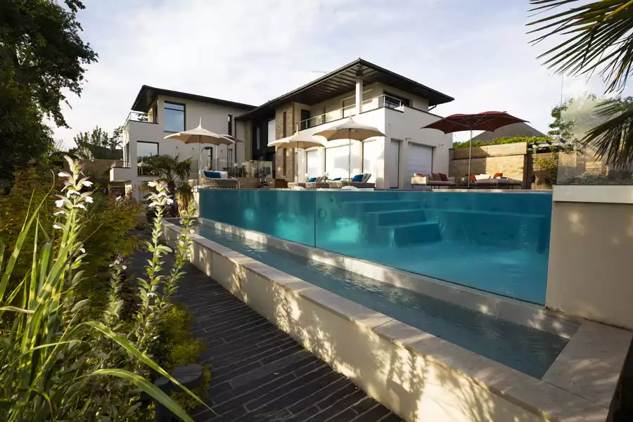 Piscine transparente taille standard
