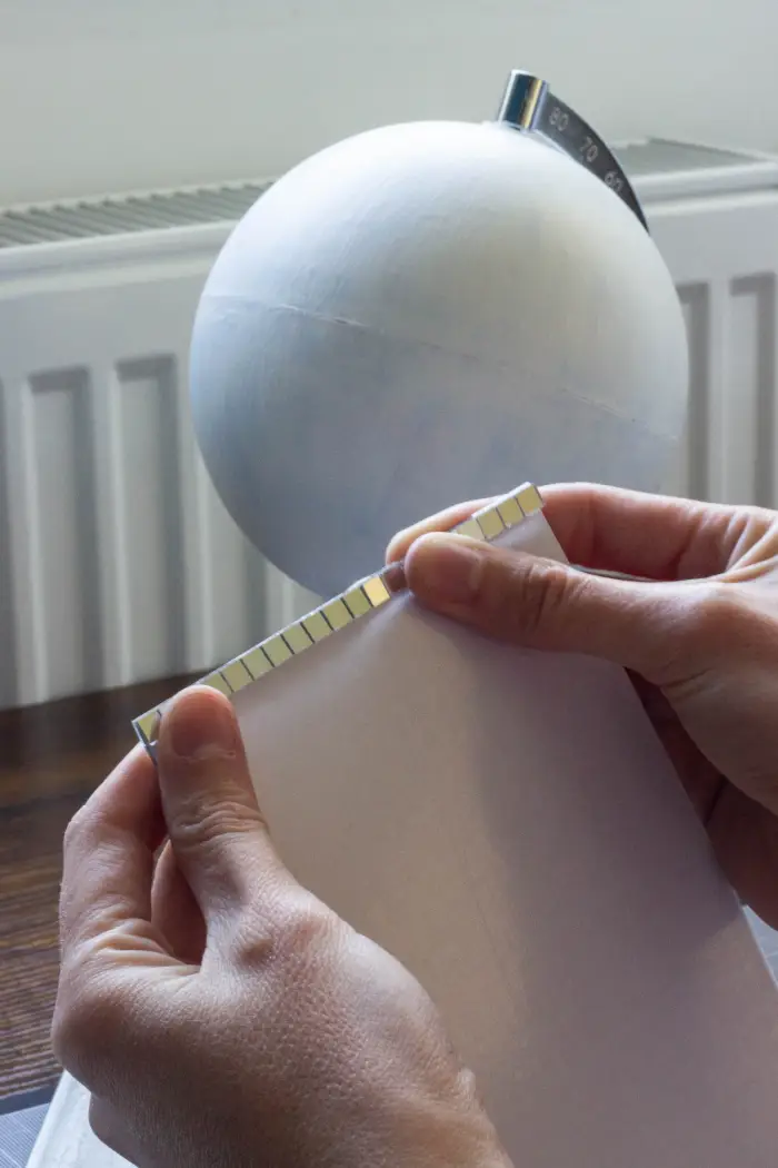 Plier la bande de mosaïques à couper