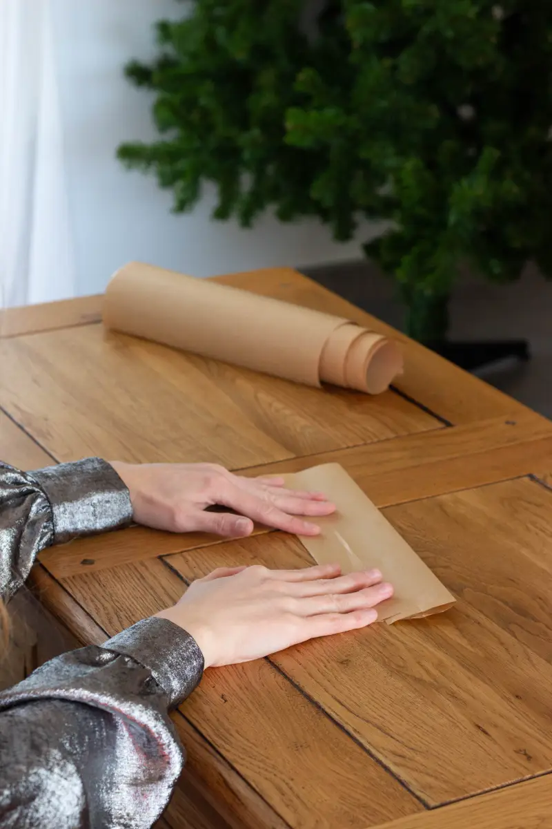 Rabattre le second côté sur le centre de manière à le superposer au premier