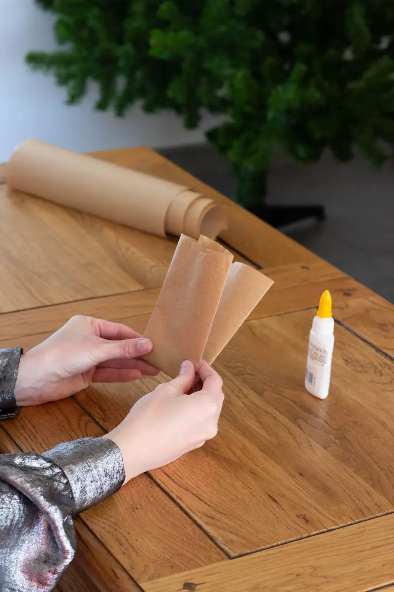 Plier le tube de papier en deux