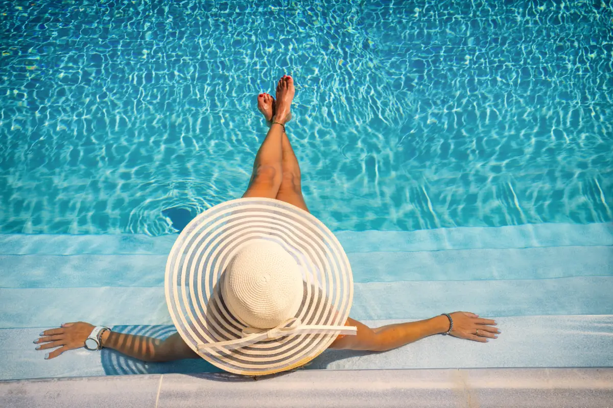 Bronzer au bord de la piscine