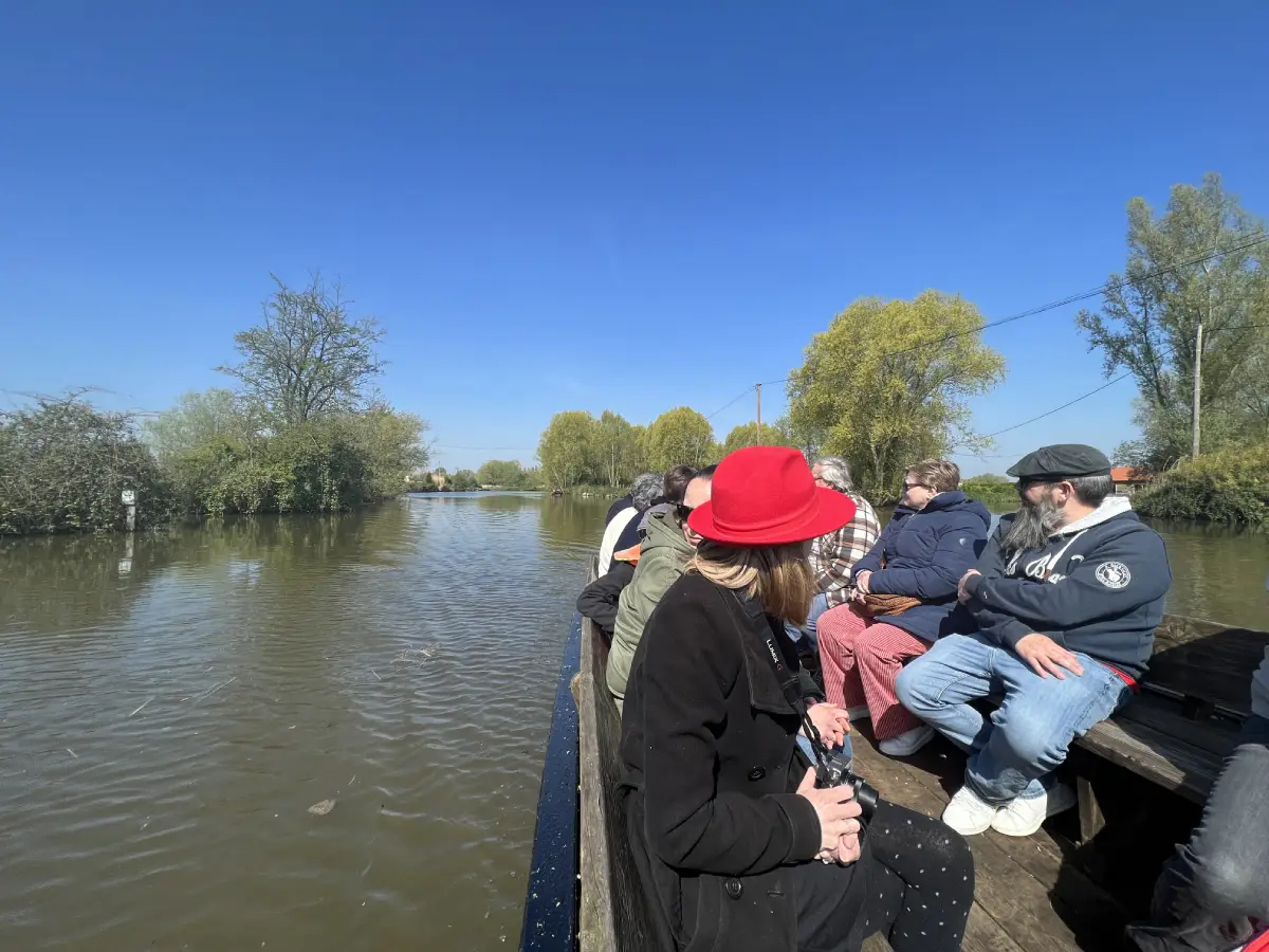 Promenade de groupe dans un bateau du marais audomarois